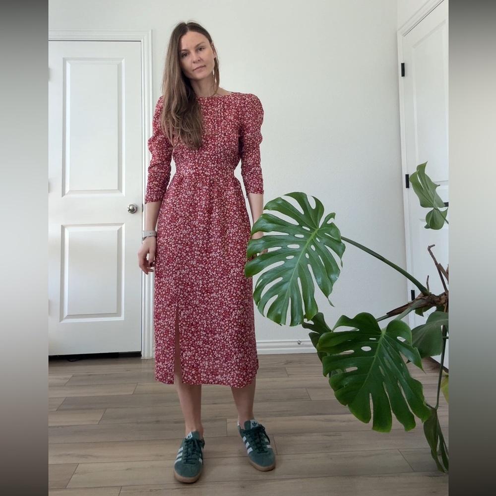 Francesca’s floral midi dress- flattering open back w buttons on back lining